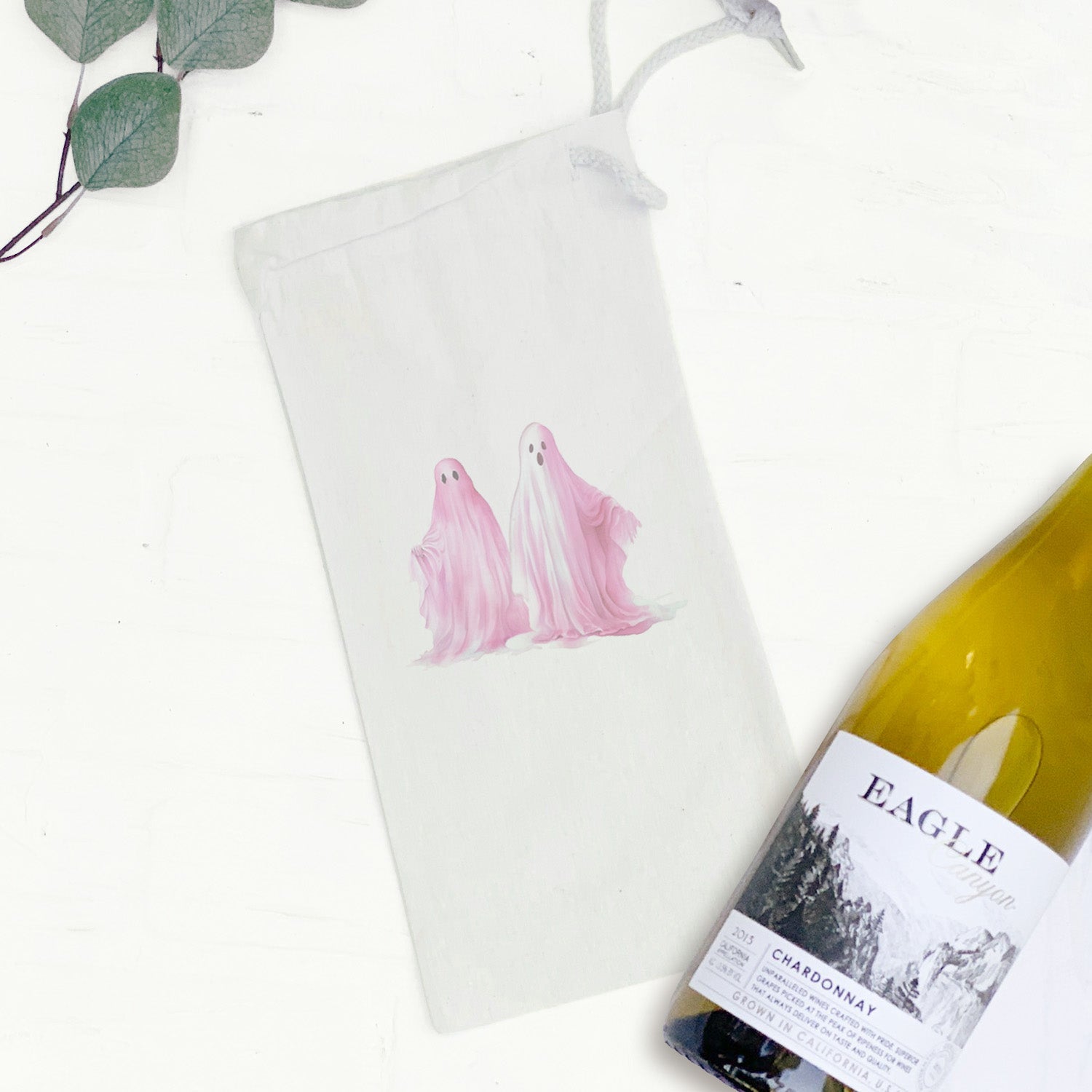 Canvas wine bag with two pink ghosts which makes for the perfect Halloween wine gift bag. Available on Kangyco.com.